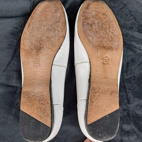 Array Size 5.5M White Leather Loafer Flats Black Trim and Bow and Tassel Detail - Picture 10 of 13
